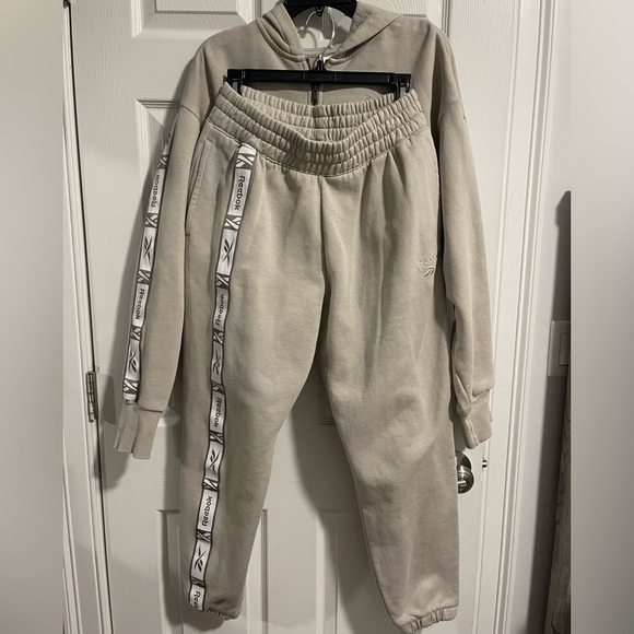 Reebok sweatpants and hoodie in oatmeal - Picture 12 of 15